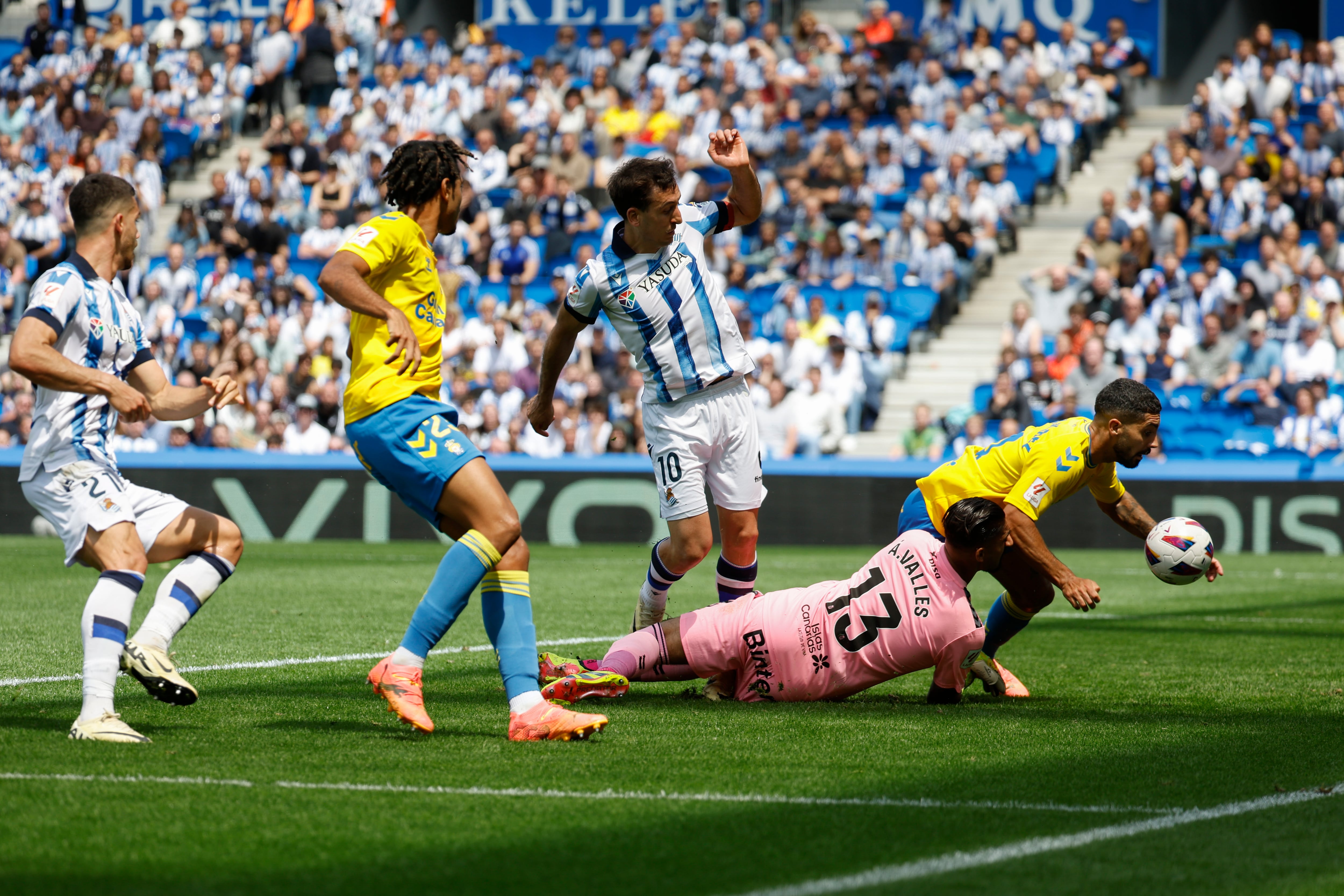 SAN SEBASTIÁN, 04/05/2024.- El defensa de la UD Las Palmas Alex Suárez (d) mete gol en propia meta durante el partido de la jornada 34 de LaLiga Ea Sports disputado este sábado en el estadio Reale Arena de San Sebastián. EFE/Juan Herrero
