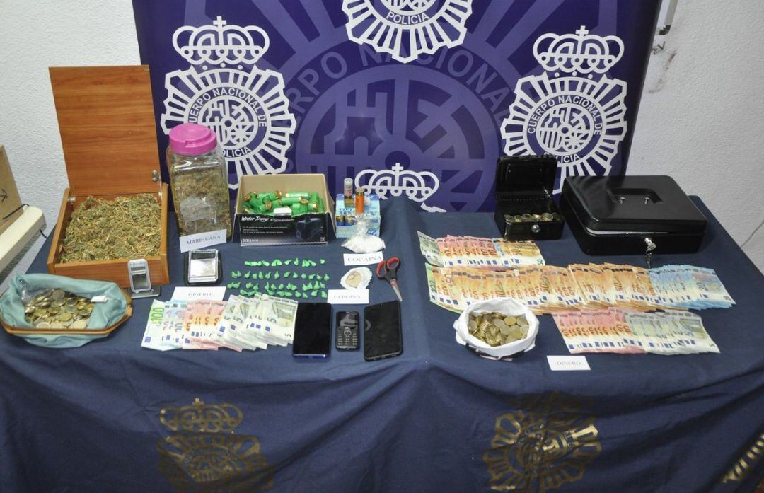 Efectos incautados por la Policía Nacional tras desmantelar un punto de venta de droga.