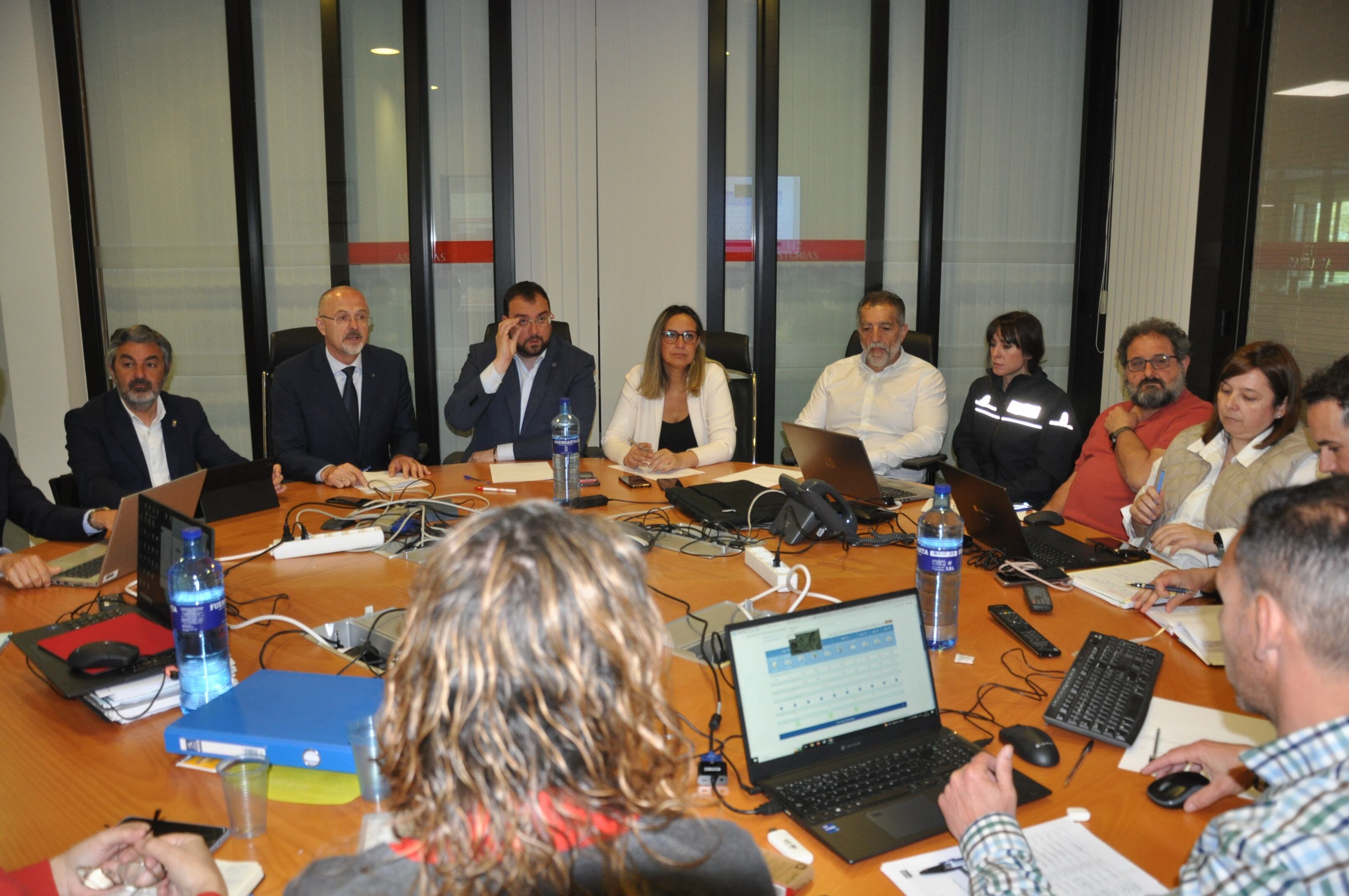 Adrián Barbón, en la reunión del comité asesor y de dirección del Plan de Protección Civil de Emergencia por Incendios Forestales del Principado de Asturias (Infopa), en la que ha participado junto a la consejera de Presidencia, Rita Camblor, y el consejero de Medio Rural y Cohesión Territorial, Alejandro Calvo.