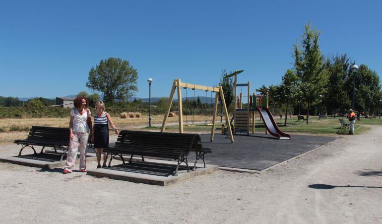 La alcaldesa y la presidenta vecinal, en el parque de Fuentesnuevas