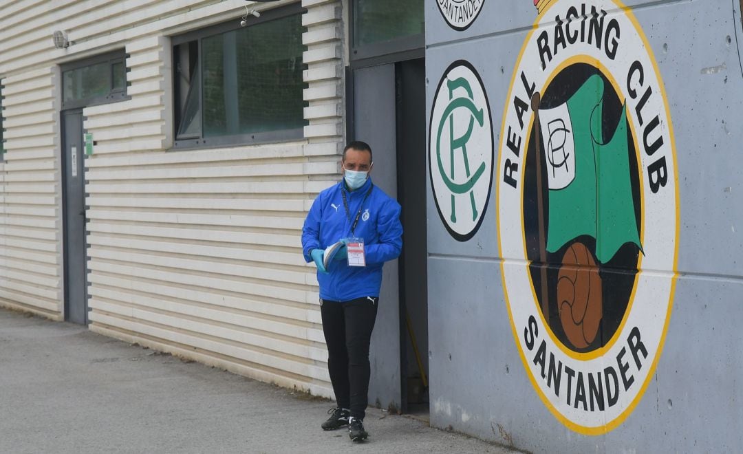 Oltra antes de entrar al campo con setas para los ejercicios