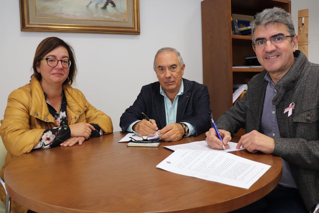 Montse Magallanes, concejala de Deportes de A Guarda, junto al presidente del Mecalia Guardés, José Manuel Silva, y el alcalde Antonio Lomba. 