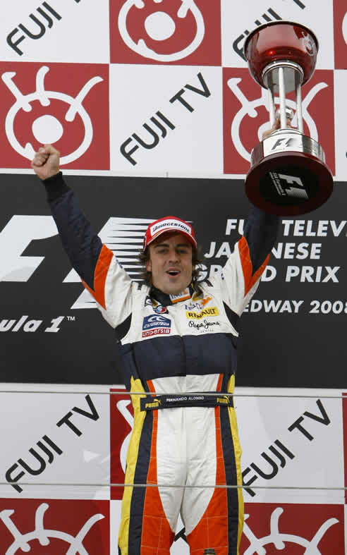 La victoria de Alonso se fraguó prácticamente en la primera curva cuando los Mclaren de Hamilton y del finlandés Heikki Kovalainen se pasaron de frenada