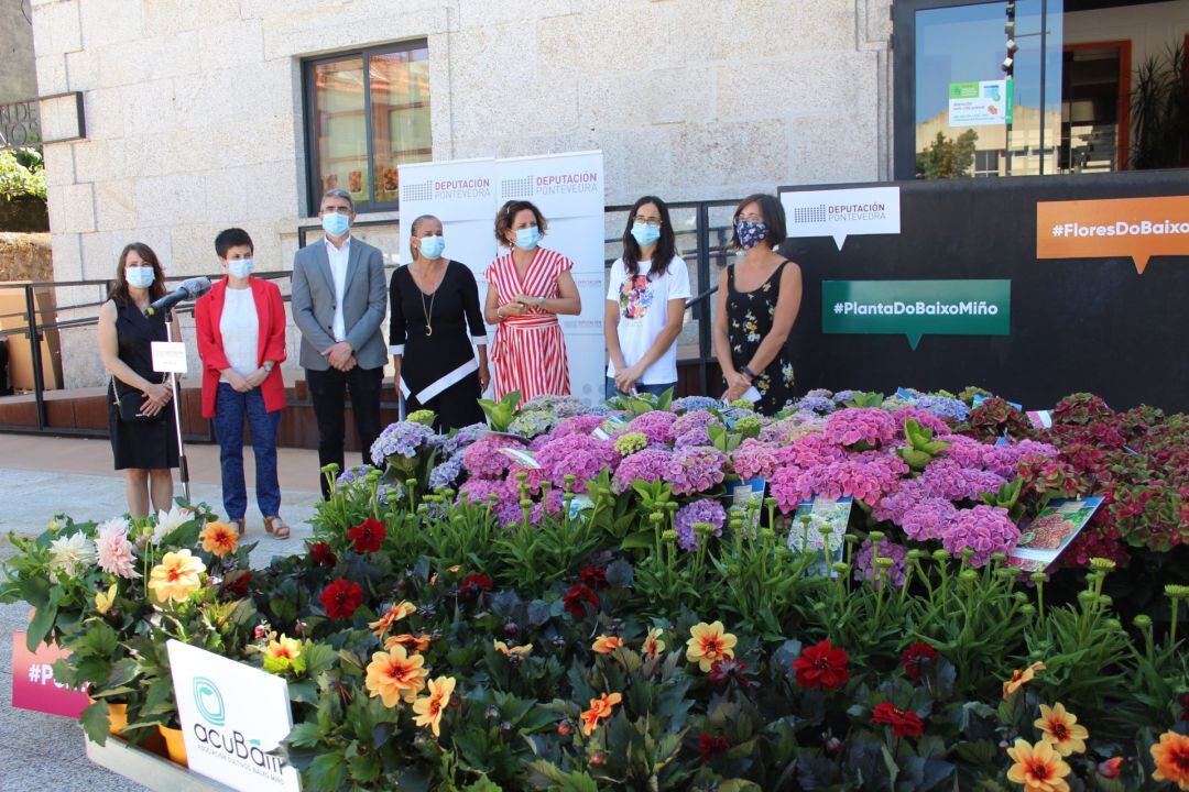 La presidenta de la Diputación de Pontevedra, Carmela Silva (centro), junto a la diputada provincial Ana Mejías; los alcaldes de O Rosal, A Guarda y Tomiño; la presidenta de Acubam y la responsable de comunicación de Linkia.