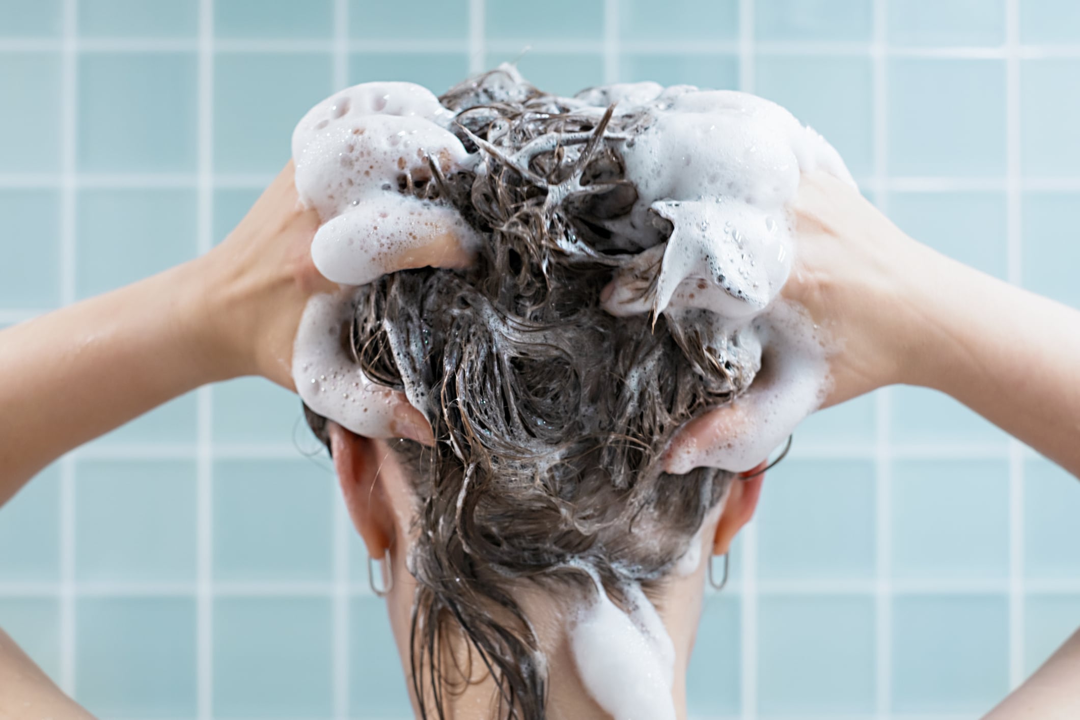 Mujer lavándose el cabello