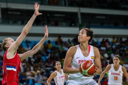 Laura Nicholls disputa el balón con Danielle Page de Serbia