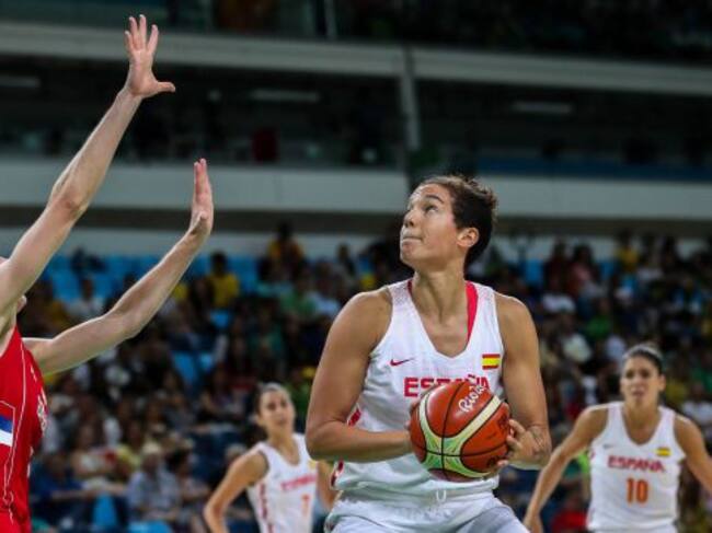 Laura Nicholls disputa el balón con Danielle Page de Serbia