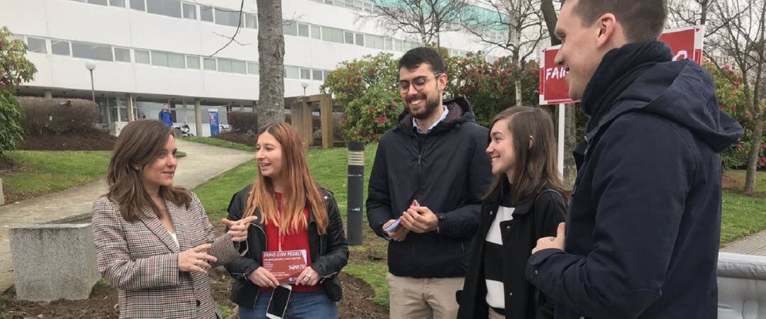 Inés Rey, con miembros de las Xuventudes Socialistas