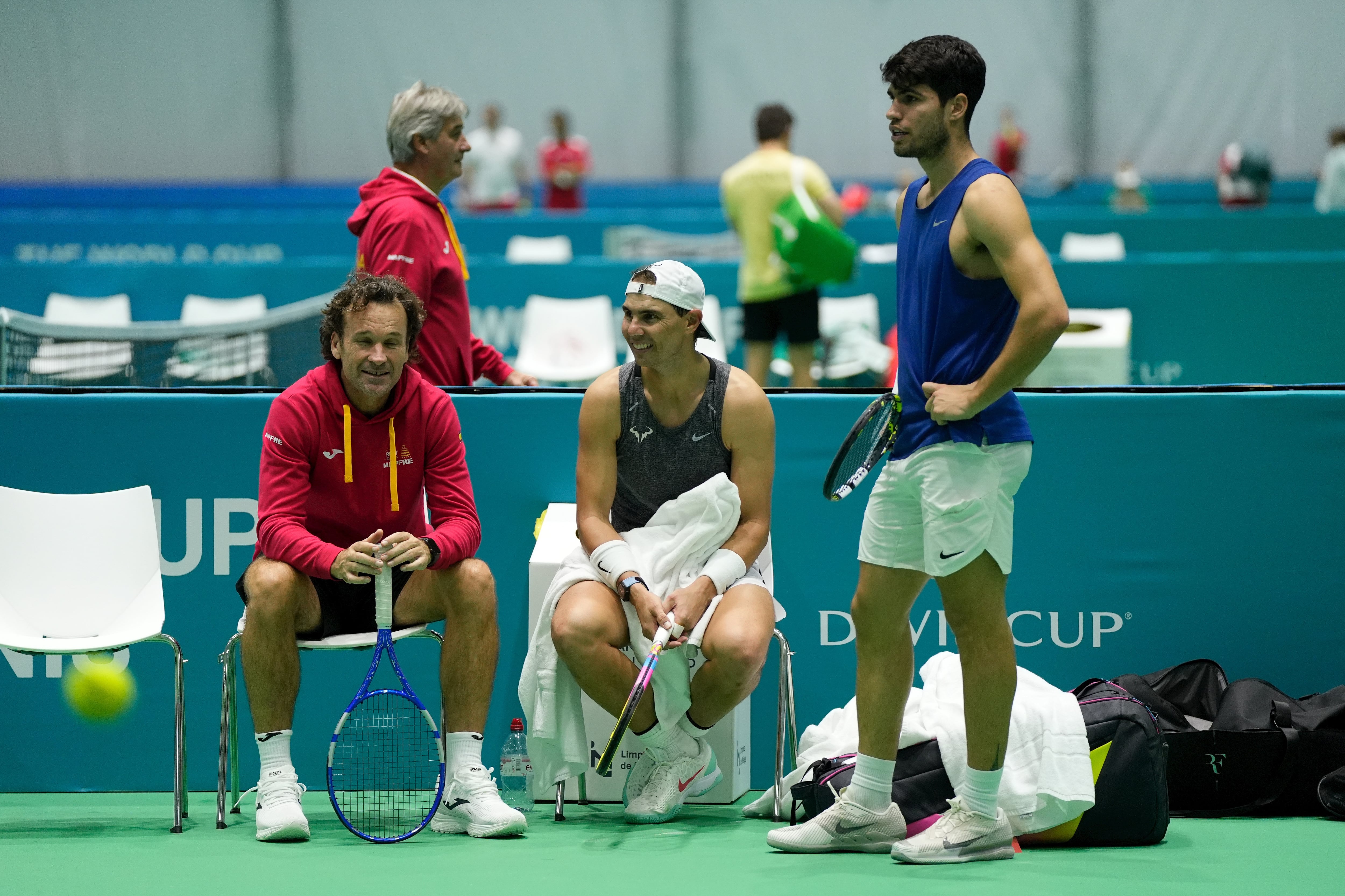 Carlos Alcaraz y Rafael Nadal completan el entrenamiento antes del debut de España en la Copa Davis