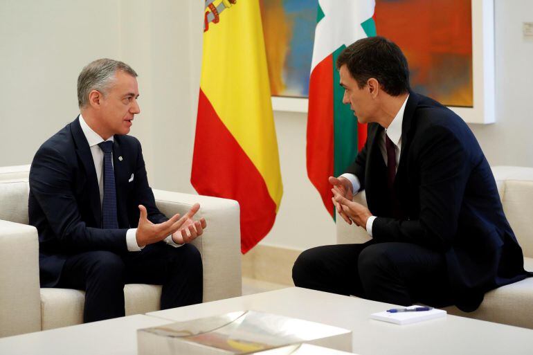 El presidente del Gobierno, Pedro Sánchez (d), durante la reunión mantenida en Moncloa con el lehendakari, Íñigo Urkullu.