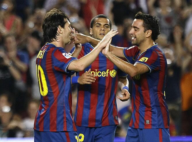 Xavi celebra con Messi un tanto del argentino en la Supercopa de España