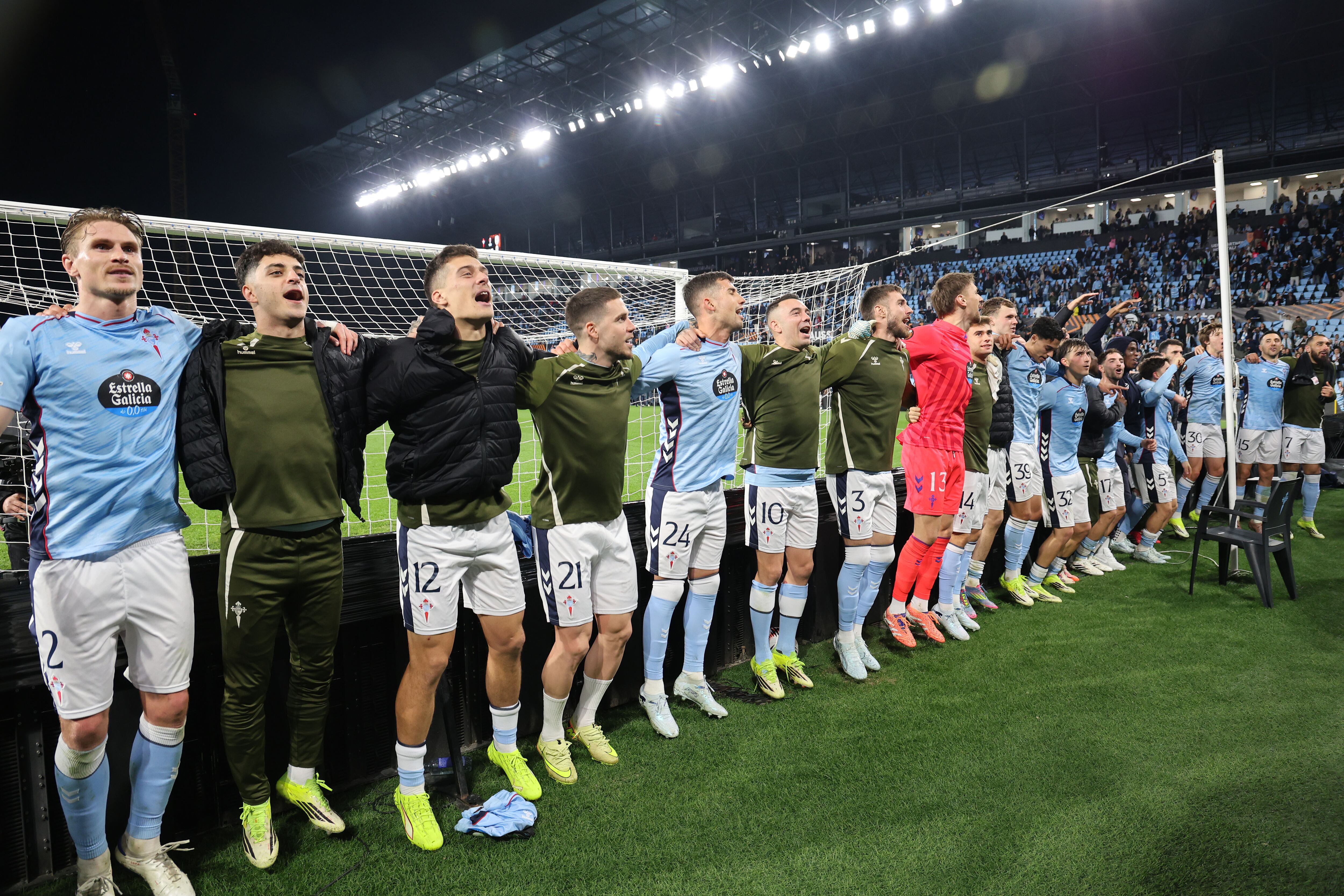 Vigo (Pontevedra) 26/02/2026.- Los jugadores del Celta celebran su pase a los octavos de final de la Liga Europa tras derrotar al Paok FC en el encuentro que han disputado este jueves en el estadio de Balaídos, en Vigo. EFE / Salvador Sas.