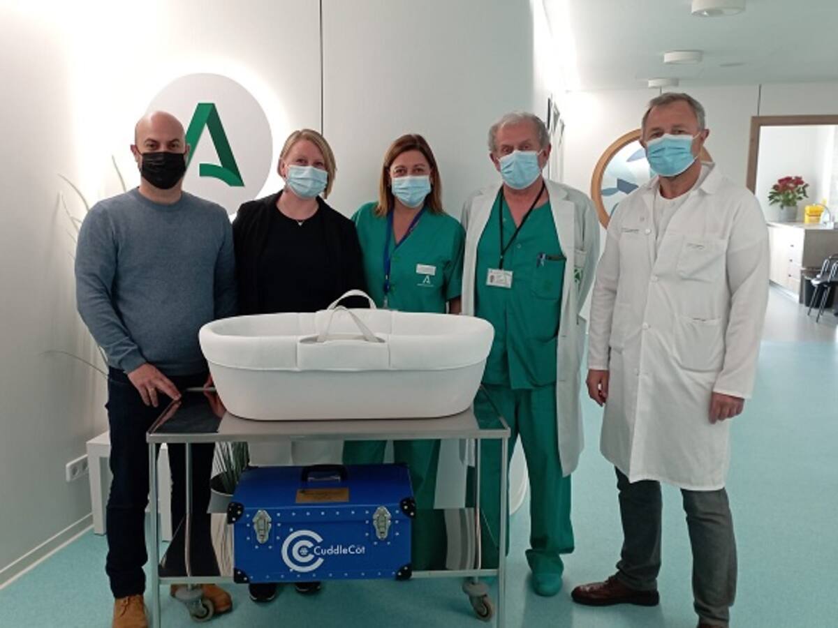 El hospital de Algeciras recibe una cuna de abrazos para afrontar los duelos gestacionales