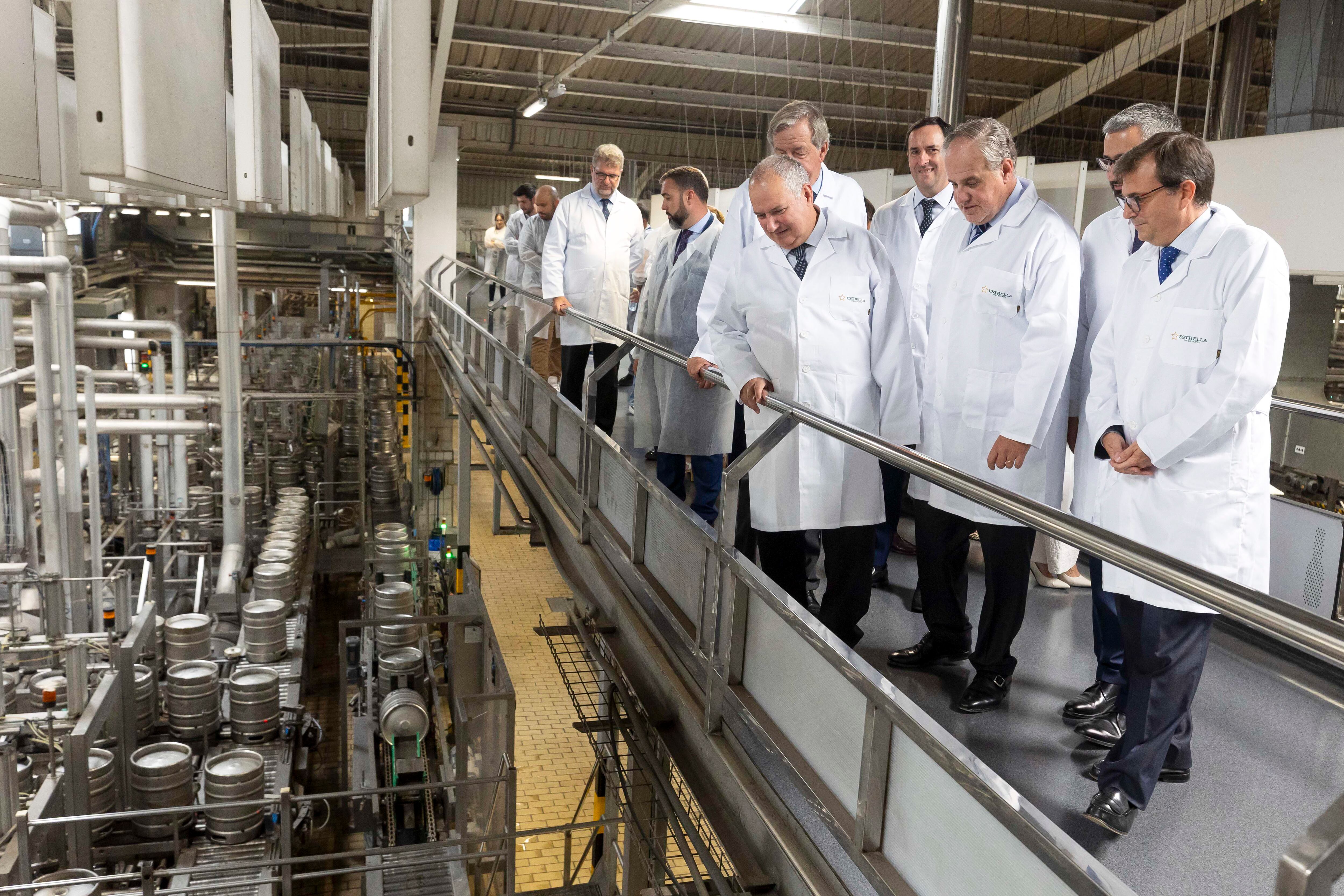 MURCIA, 26/09/2025.- El ministro de Industria Jordi Hereu (c), el presidente ejecutivo de Estrella Levante Demetrio Carceller (2d), entre otros este viernes durante la visita a la empresa cervecera Estrella de Levante, perteneciente al Grupo Damm, que lleva a cabo cuatro proyectos Perte financiados por la Unión Europea en sus instalaciones de Murcia. EFE/Marcial Guillén