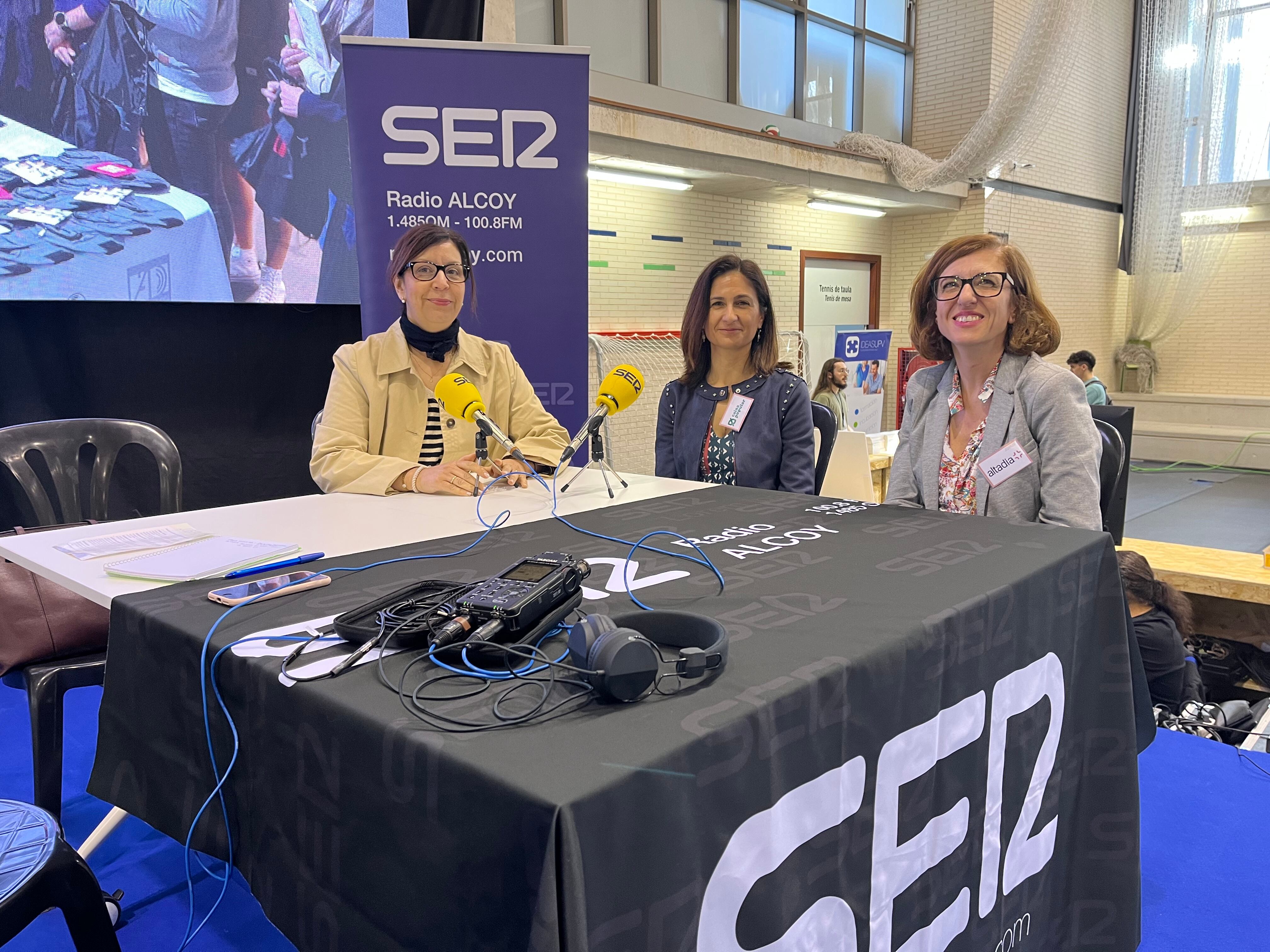 María Jesús Figuerola y Meritxell Castelló en la entrevista junto a Lucía Gadea