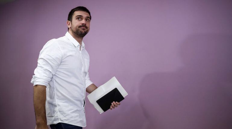  El parlamentario autonómico de Podemos Ramón Espinar, durante la rueda de prensa que ofreció hoy en la sede de su partido en Madrid 