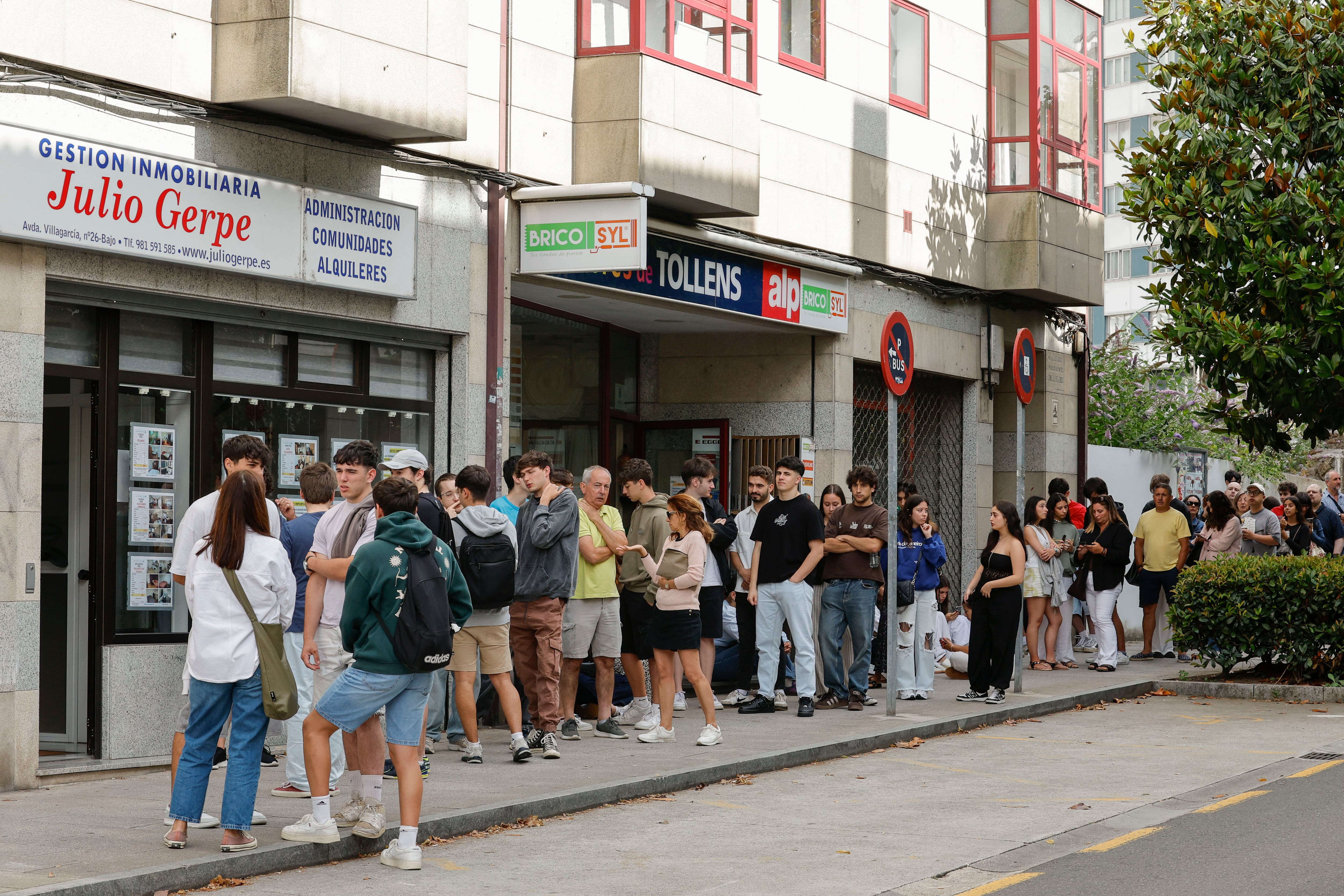 SANTIAGO DE COMPOSTELA, 3/07/2025.- Estudiantes y padres acampan, algunos des de las tres de la madrugada, para conseguir un piso de alquiler en una inmobiliaria de Santiago, ante la falta de oferta de vivienda en Santiago de Compostela EFE/Lavandeira jr
