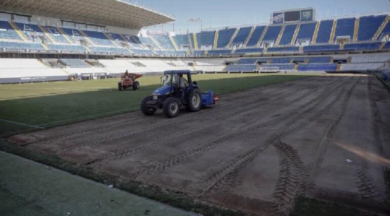 Las máquinas comienzan con el cambio de césped de La Rosaleda