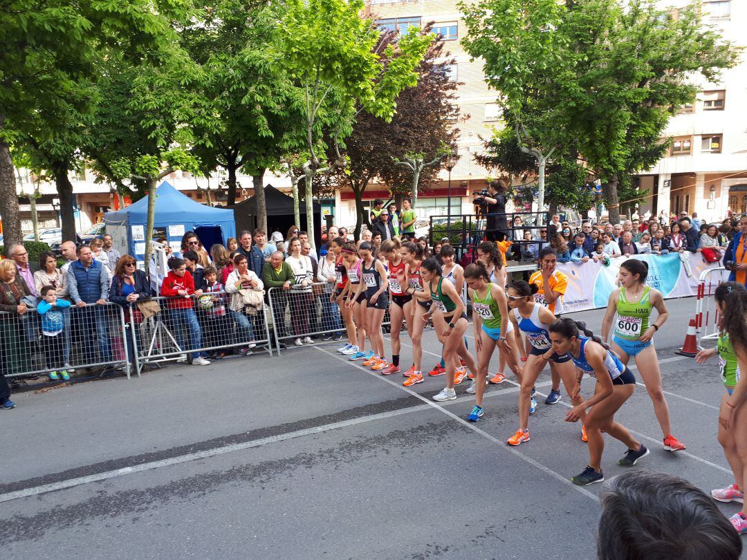 Salida de la prueba absoluta femenina en la edición 2018 de la prueba ribereña.