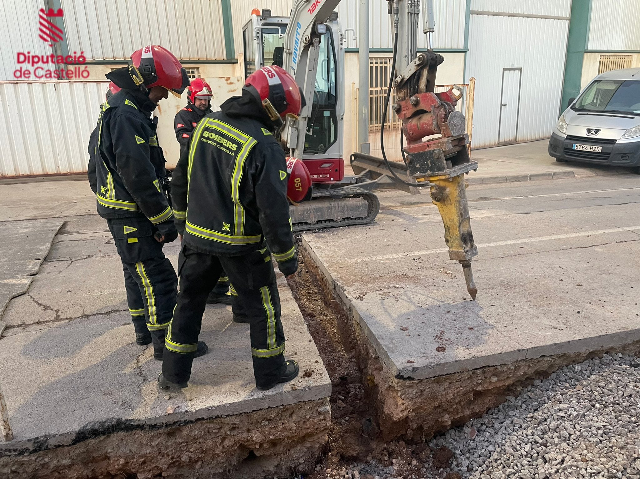 Los Bomberos durante los trabajos en la fuga de gas de una tubería en l&#039;Alcora