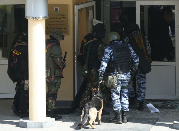 Fuerzas especiales entran en la escuela 175 de Kazán.