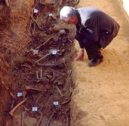 Fosa de &#039;Los trece de Priaranza&#039;, represaliados de la Guerra Civil, de la que se cumplen 20 años de su apertura