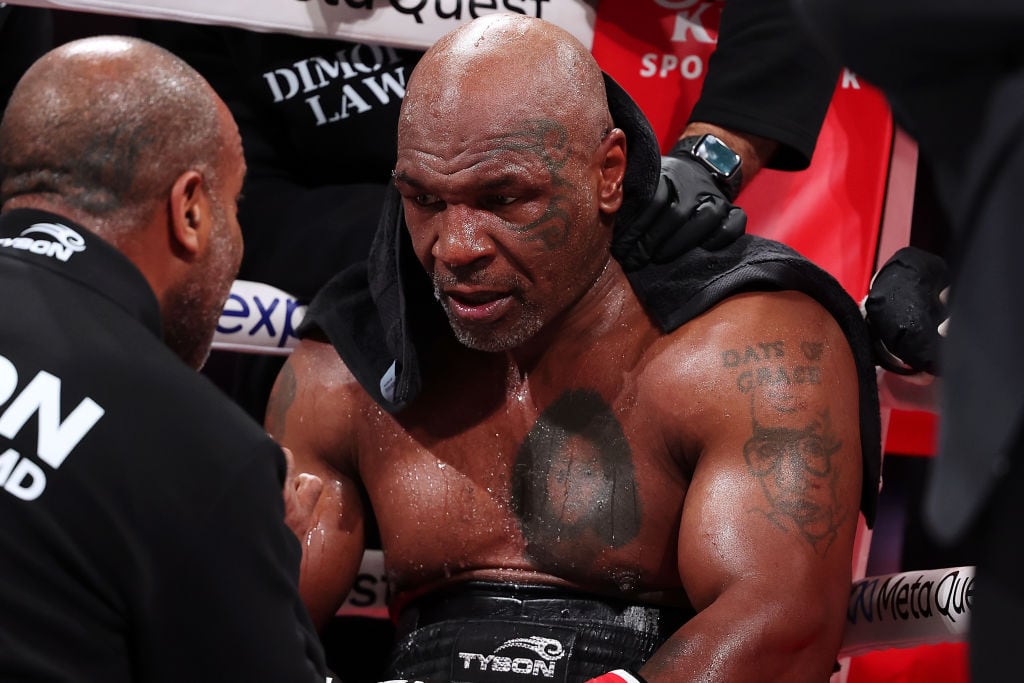 Mike Tyson descansado durante su combate contra Jake Paul