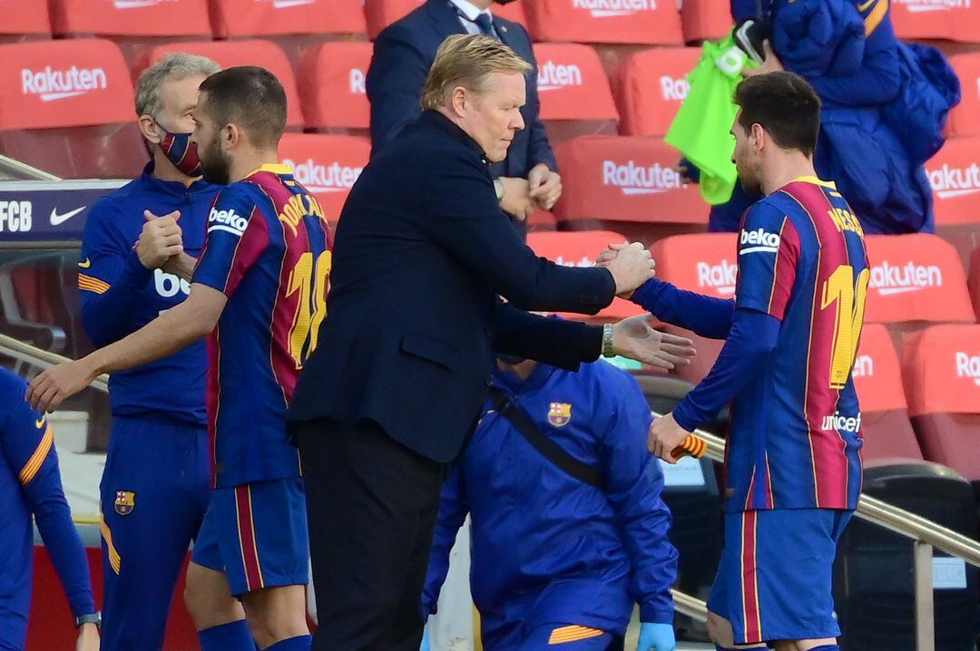 Koeman y Messi se saludan tras el partido contra la Real Sociedad. 