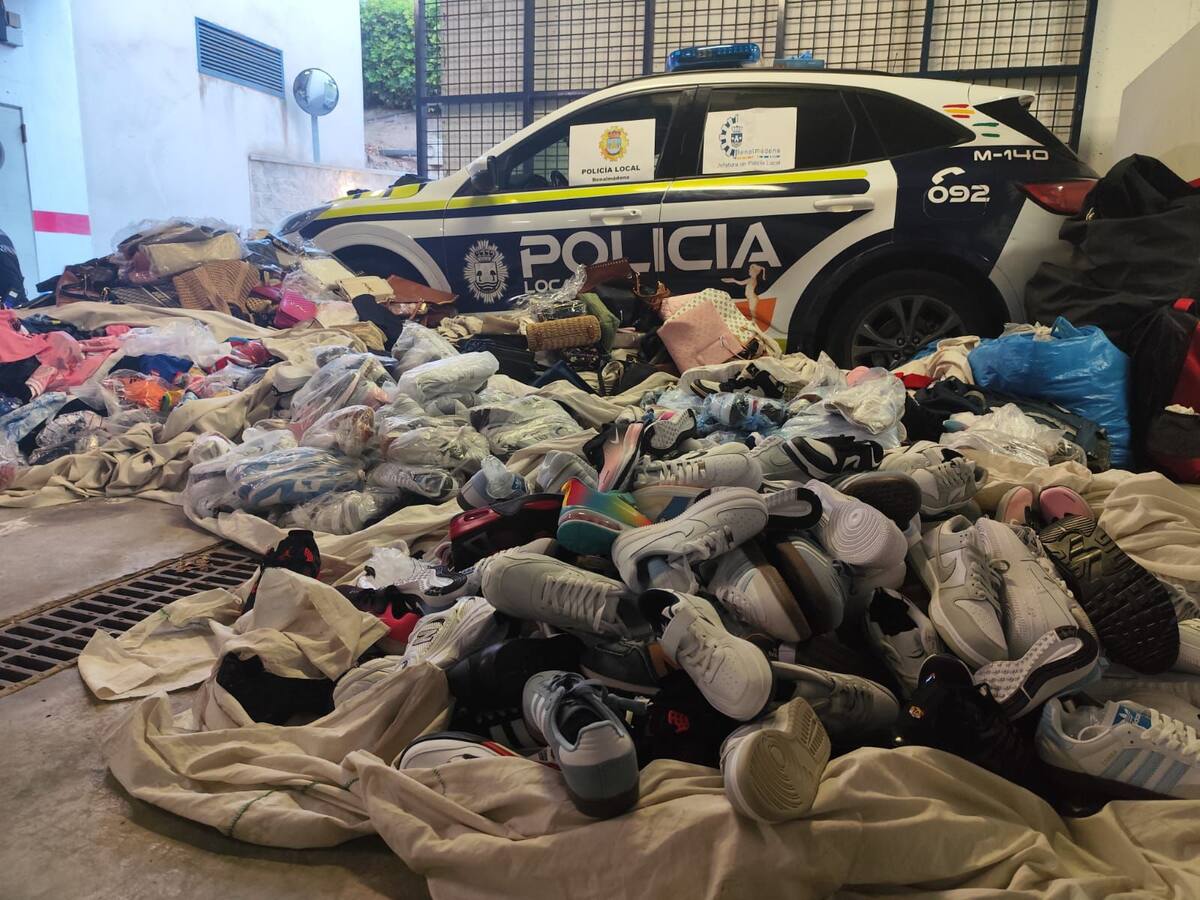 Cuatro detenidos y 2.826 prendas incautadas en un operativo contra la venta ambulante ilegal en Benalmádena (Málaga)