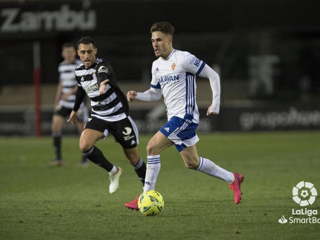 Chavarría conduce el balón en el partido contra el Cartagena