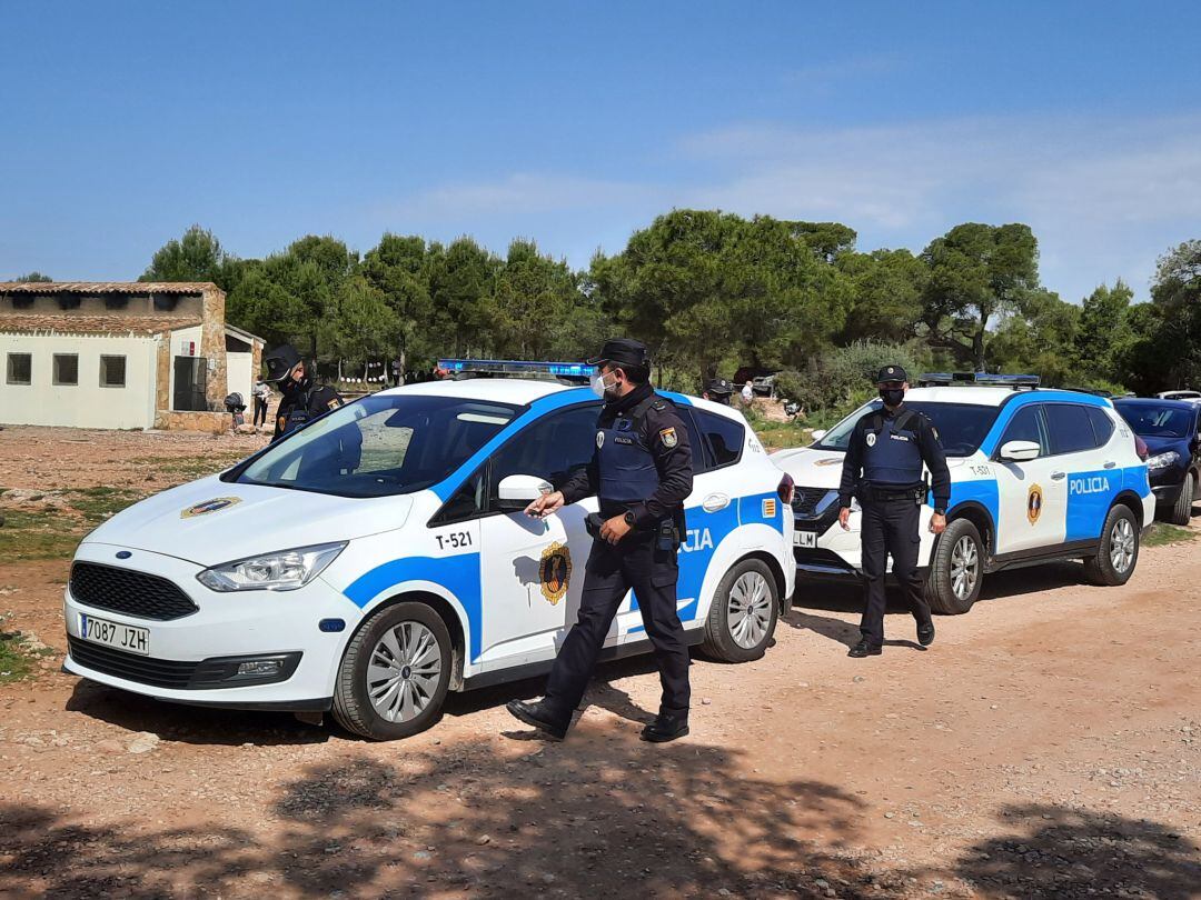 Controles rutinarios de la Policía de la Generalitat en el municipio de Serra este viernes santo. 