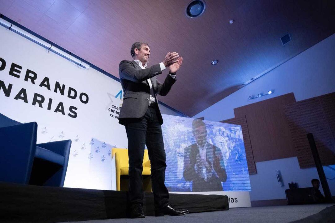 Fernando Clavijo recibiendo los aplausos de los más de 300 asistentes a la presentación de su candidatura.