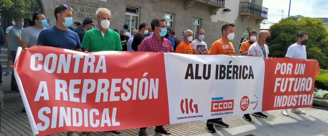 Concentración de los trabajadores de Alu Ibérica 