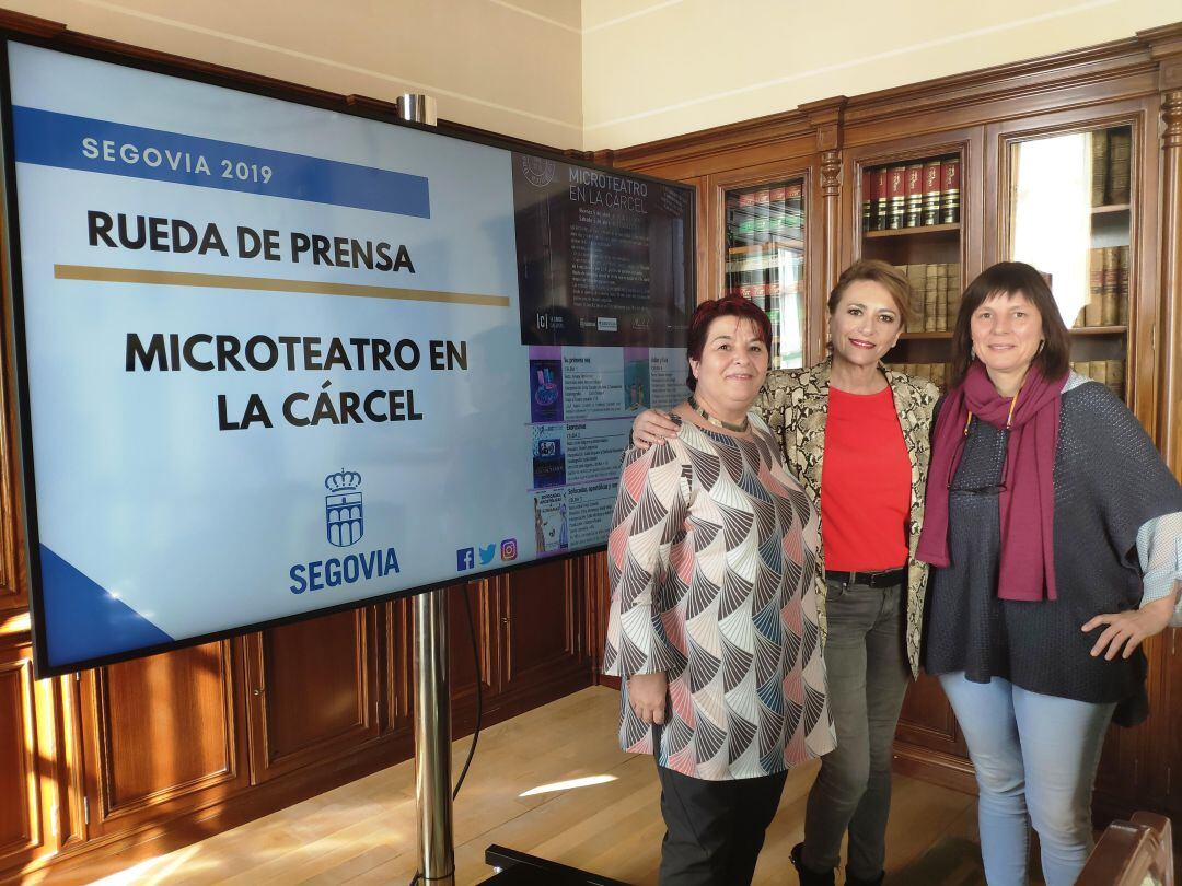 La actriz Sonia Castelo - en el centro - interviene en una de las obras del ciclo Microteatro en La Cárcel. 