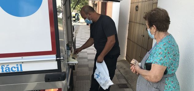 Emiliano para en la puerta de las casas de sus clientas, en este caso en Albalate de las Nogueras (Cuenca).