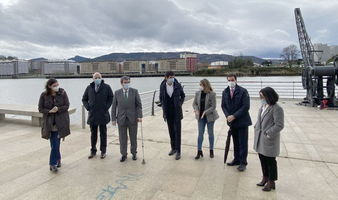 Los diputados Unai Rementeria e Imanol Pradales junto con los primeros ediles de Getxo, Leioa, Erandio, Barakaldo y Bilbao.