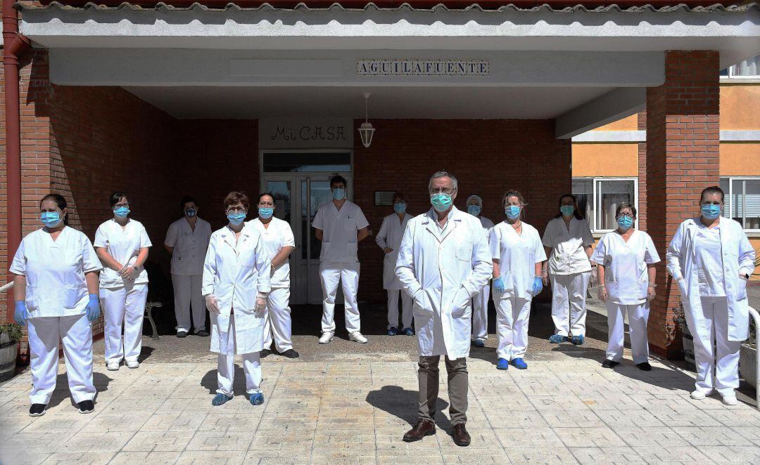 El director de la residencia para mayores de Aguilafuente en Segovia Agapito Fernández (c) junto con todos las trabajadoras del centro durante el confinamiento junto con los internos este domingo. 