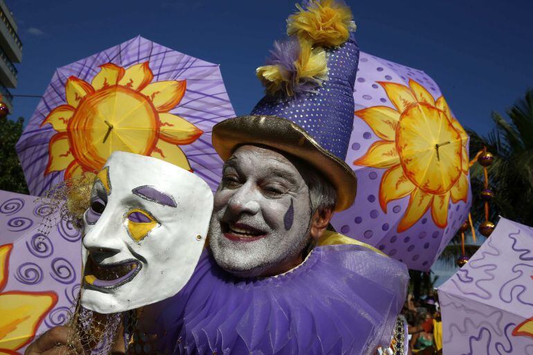 BRA100 RÍO DE JANEIRO (BRASIL), 7/02/2015.- Desfile de la comparsa "Simpatia é Quase Amor", en Ipanema hoy, sábado 7 de febrero de 2015, en la ciudad de Río de Janeiro, Brasil. EFE / Marcelo Sayão