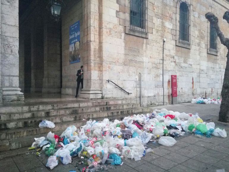 Imagen habitual a las puertas de la Iglesia de Santa Lucia en Santander.