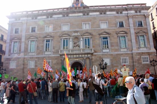 Grup de funcionaris protestant a la plaça Sant Jaume de Barcelona