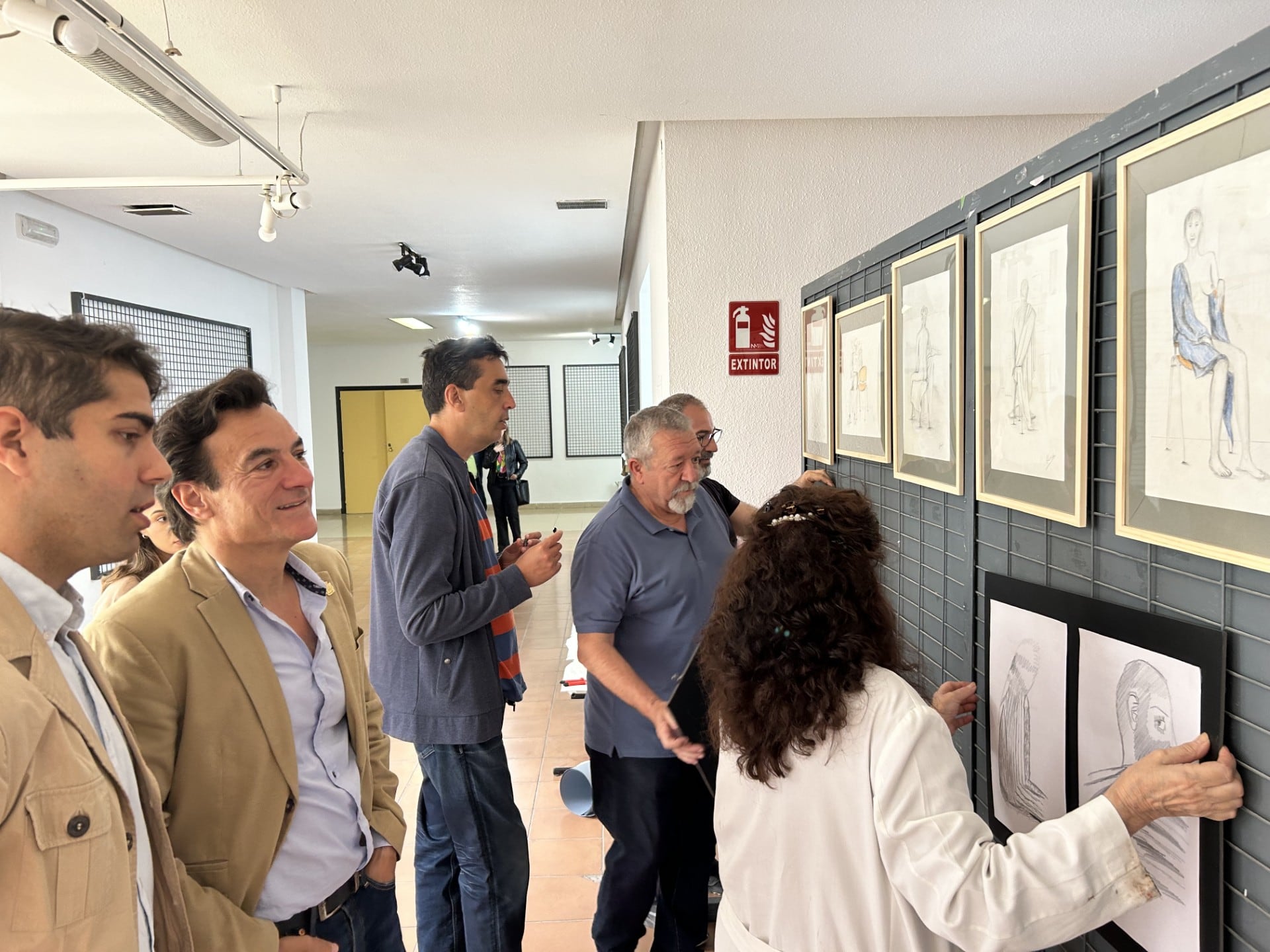 El gerente del Patronato de la UPM, Manuel Palomares, junto con el alcalde, Agustín González,  observan a los alumnos de un curso de la Universidad Popular Municipal.