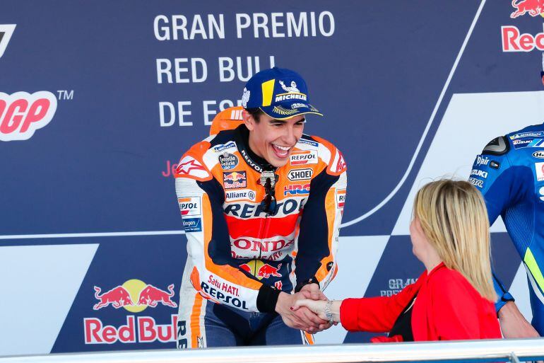 Marc Márquez en el podio feliciitado por la alcaldesa de Jerez