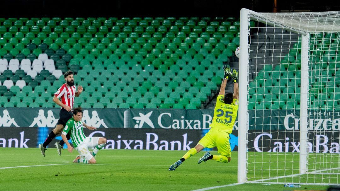 Villalibre remata ante Claudio Bravo