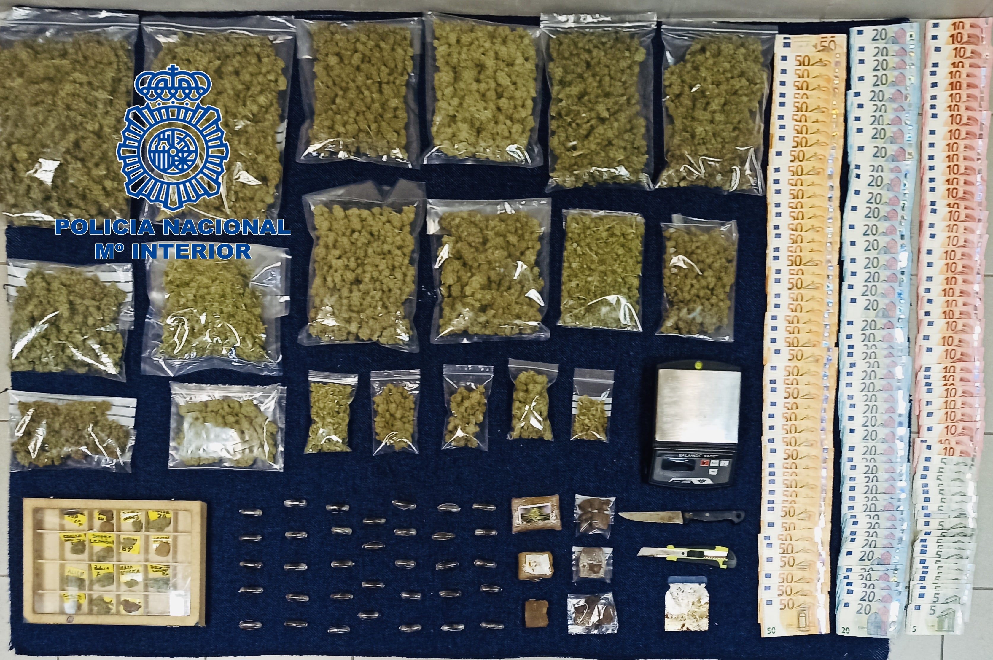 La Policía ha intervenido más de dos kilos de marihuana y hachís.