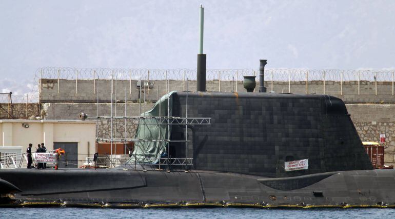 El submarino nuclear HMS Ambush, durante su escala en Gibraltar en 2016 tras chocar con un buque.