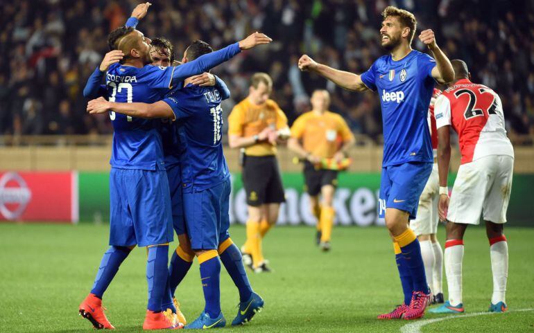 Los jugadores del equipo italiano celebran el pase a semifinales de la Champions tras el empate ante el Mónaco.