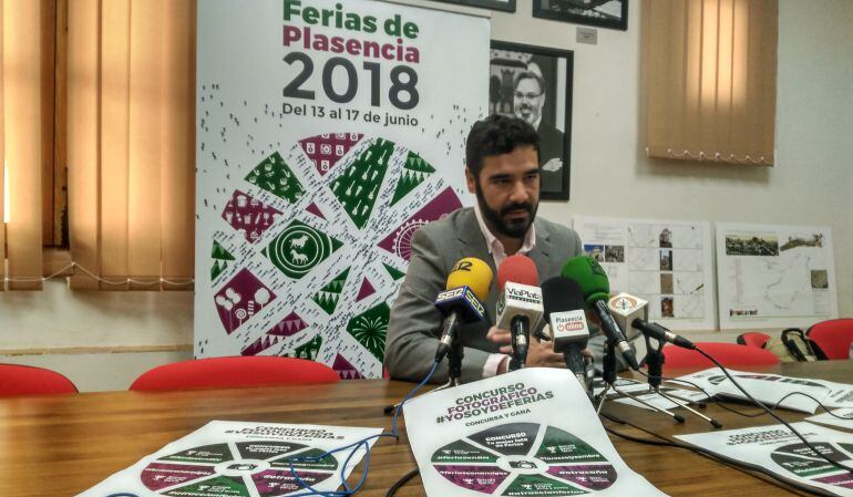 El concejal David Dóniga presentando el concurso de ferias en redes sociales