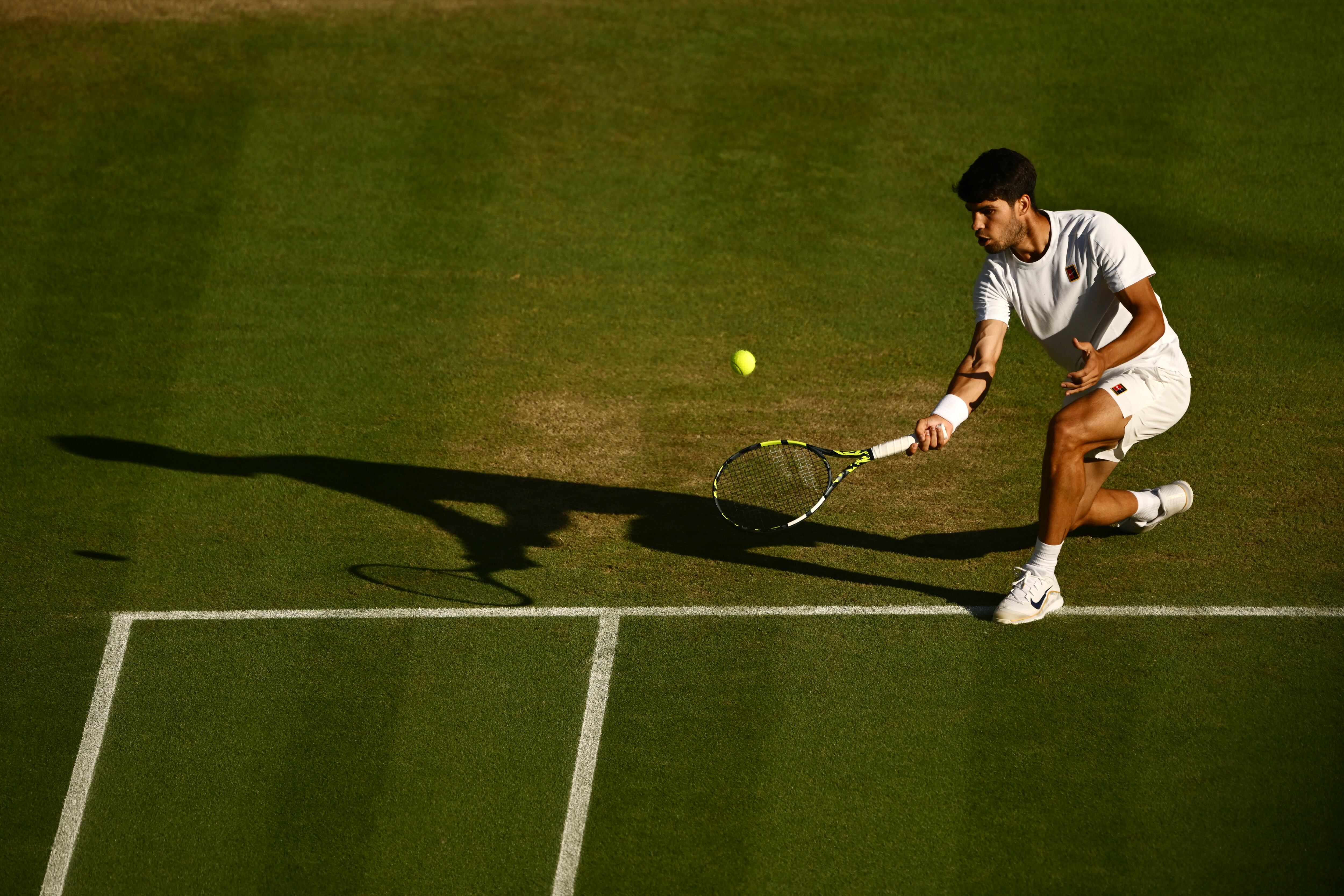Carlos Alcaraz durante un partido en Wimbledon (Photo by Hannah Peters/Getty Images)
