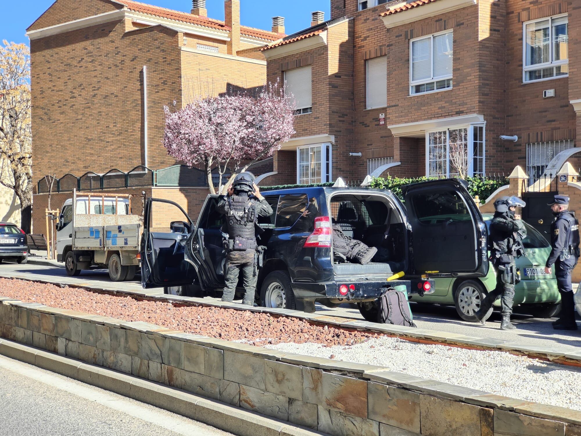 Efectivos de Cuerpos y Fuerzas de Seguridad del Estado en el lugar del suceso