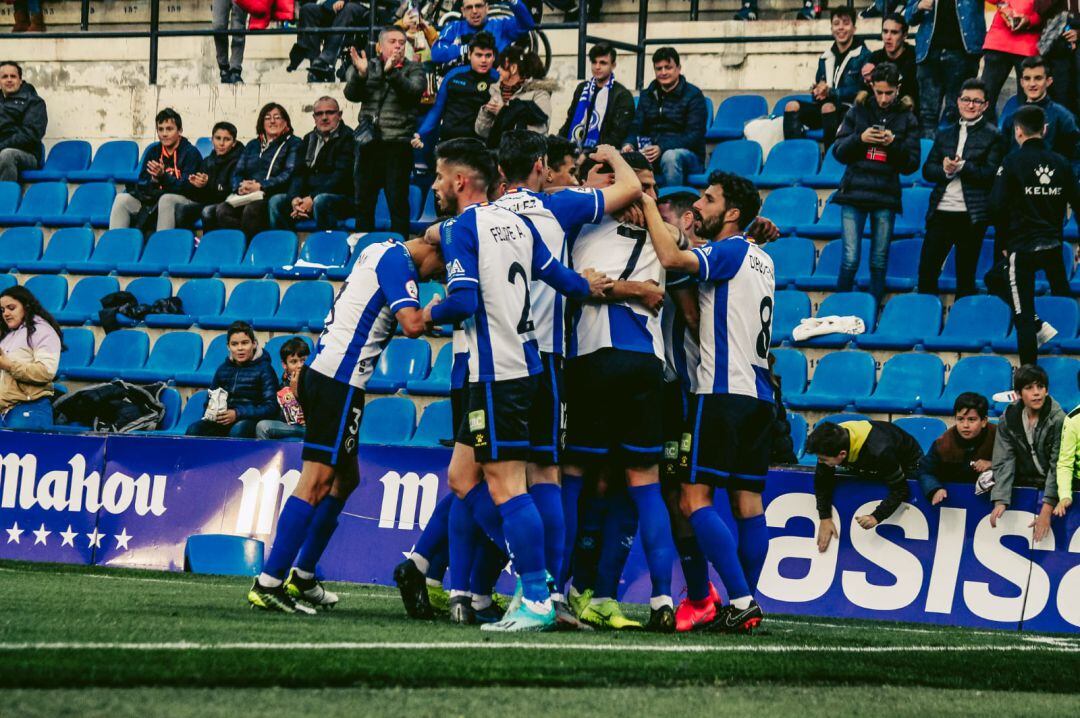 Celebración del gol de Benja Martínez en el Rico Pérez 